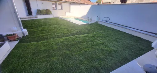 Réalisation d'une pelouse en rouleau avec arrosage par goutte à goutte enterré à Montauban, Montauban, Arlequin Espaces Verts