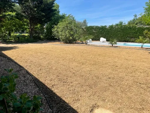 Création d'un jardin avec massif autour d'une piscine et engazonnement, Montauban, Arlequin Espaces Verts