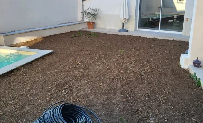 Réalisation d'une pelouse en rouleau avec arrosage par goutte à goutte enterré à Montauban, Montauban, Arlequin Espaces Verts