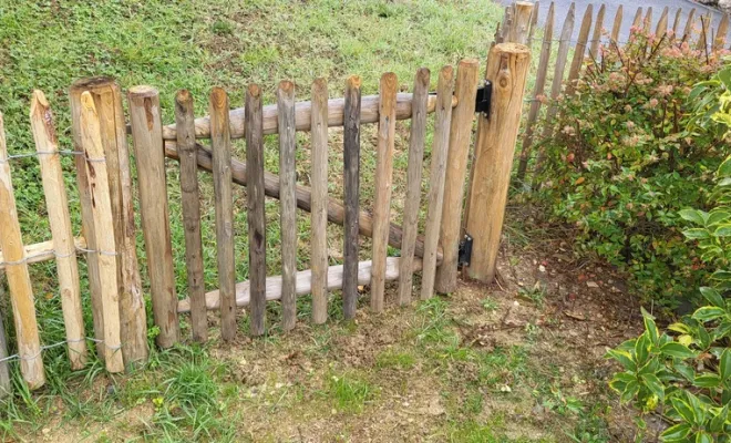 Création d'une clôture en ganivelle avec portillon en bois dans le Tarn-et-Garonne, Montauban, Arlequin Espaces Verts